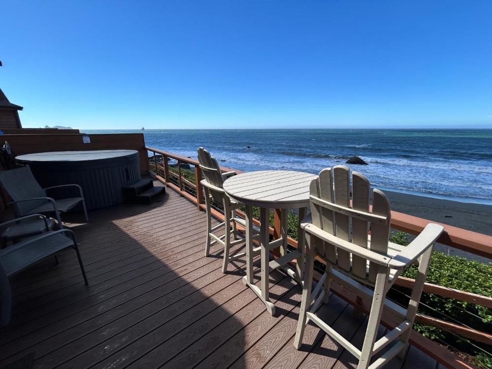 Oceanfront Cabin 9 with Jacuzzi & Awesome Views